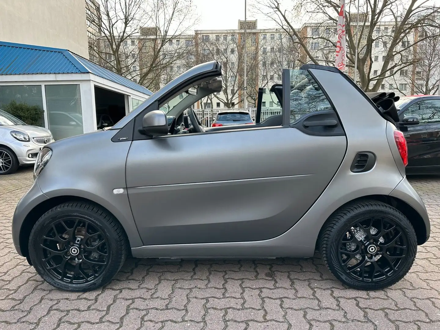 smart forTwo fortwo cabrio 66kW DCT prime SPORT*NAVI*JBL*KAM* Grau - 2