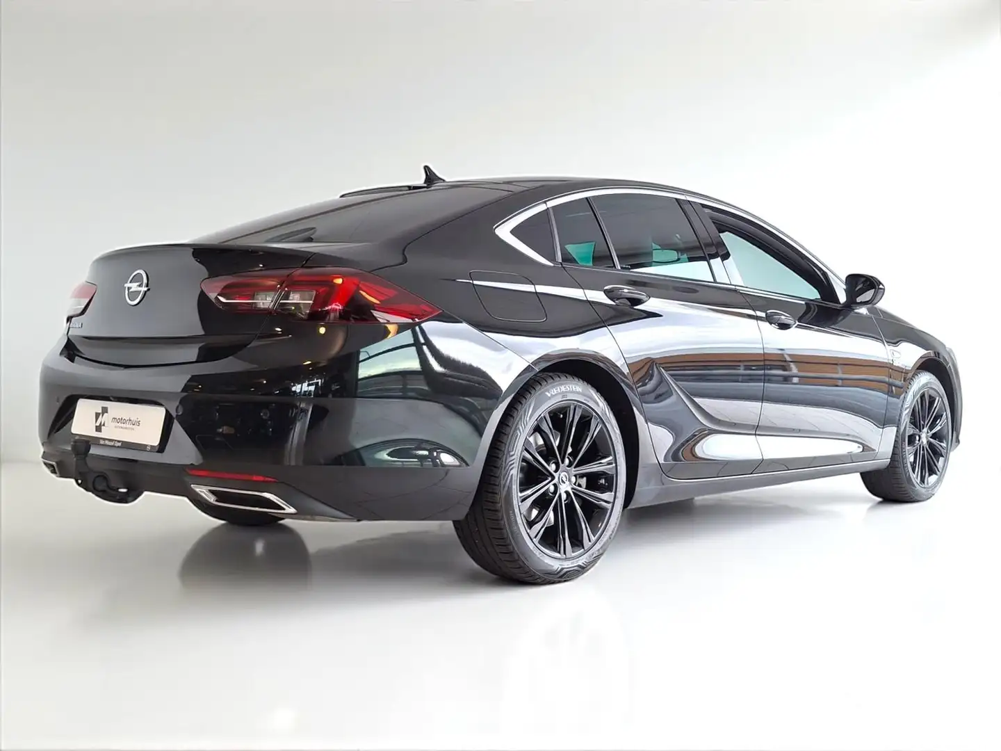 Opel Insignia Grand Sport 2.0 Turbo 200pk Business Elegance AUTO Zwart - 2