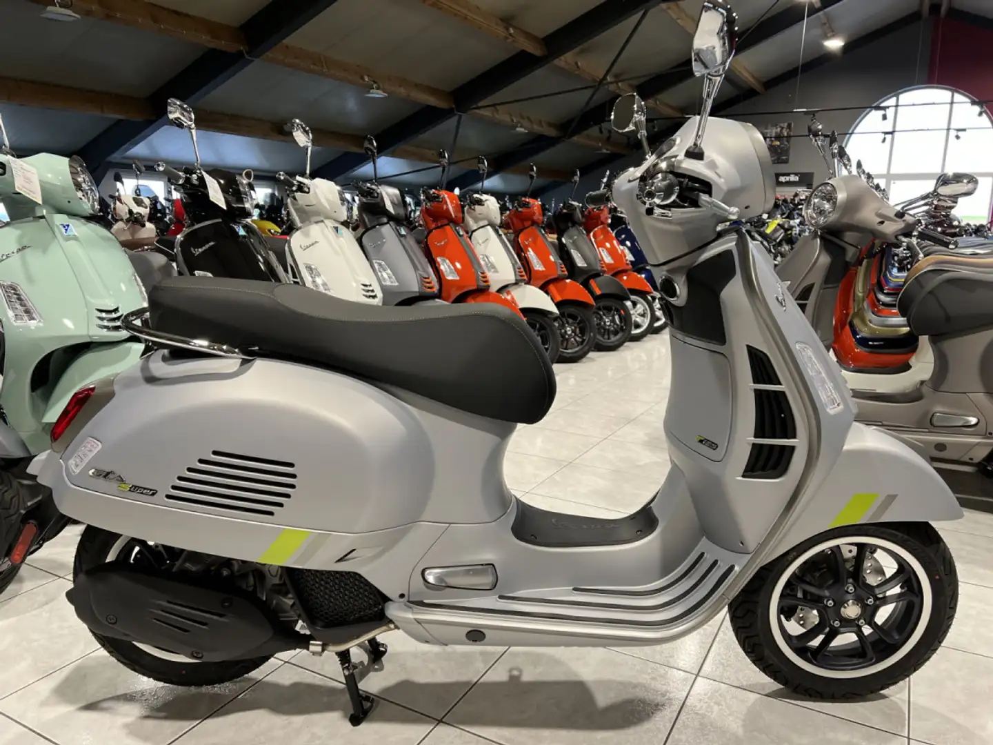 Vespa GTS Super Tech 125 Grigio entusiasta matt Grijs - 1