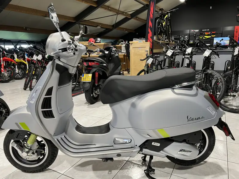 Vespa GTS Super Tech - foto 4