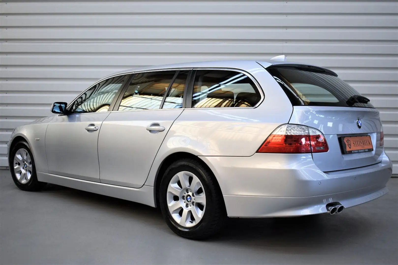 BMW 525 i Touring+Automatik+SHZ+Tempomat+Bi-Xenon Plateado - 2
