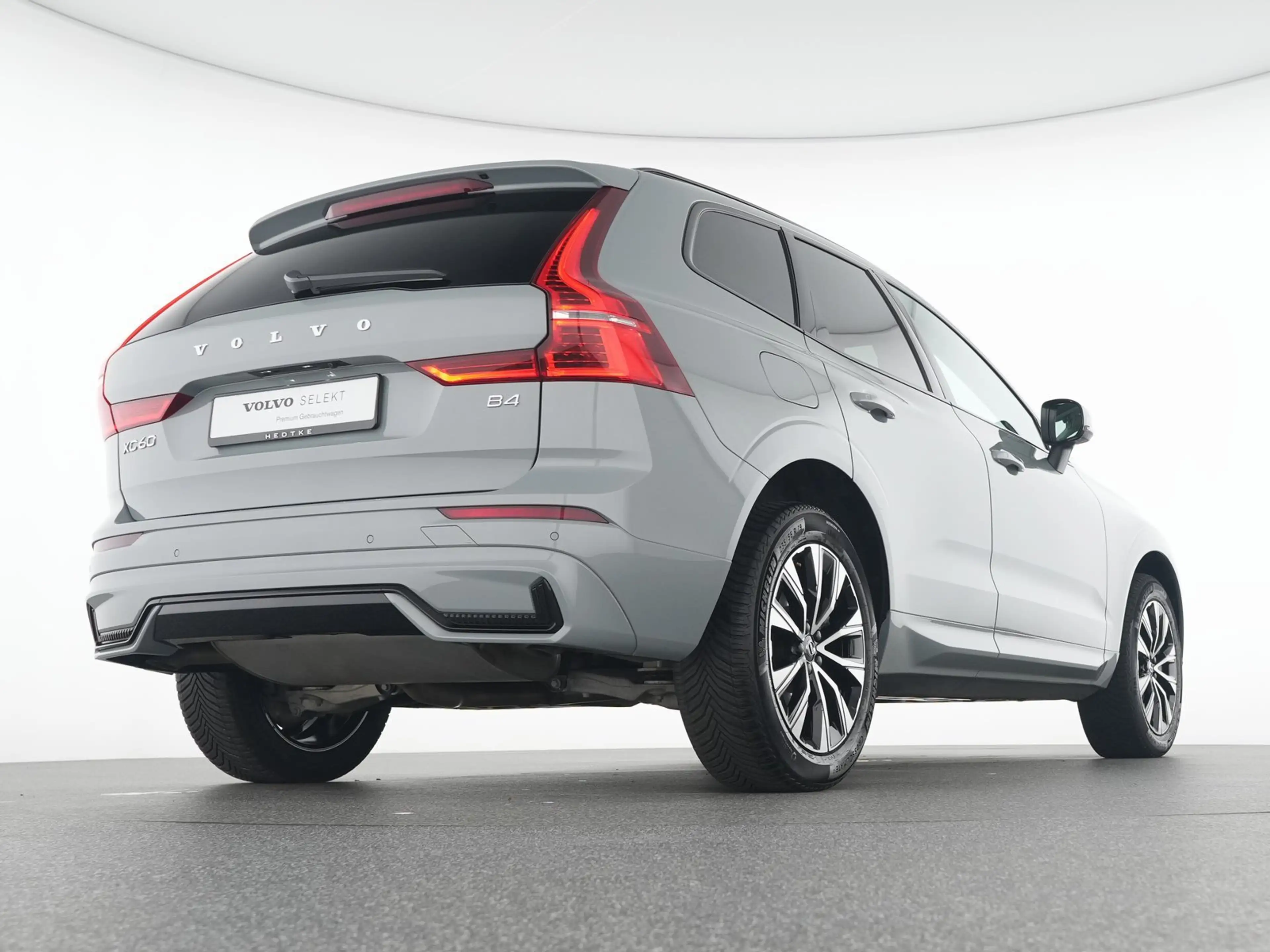 Volvo XC60 B4 Benzin Plus Dark LEDER*ACC*H&K-SOUND — photo 8