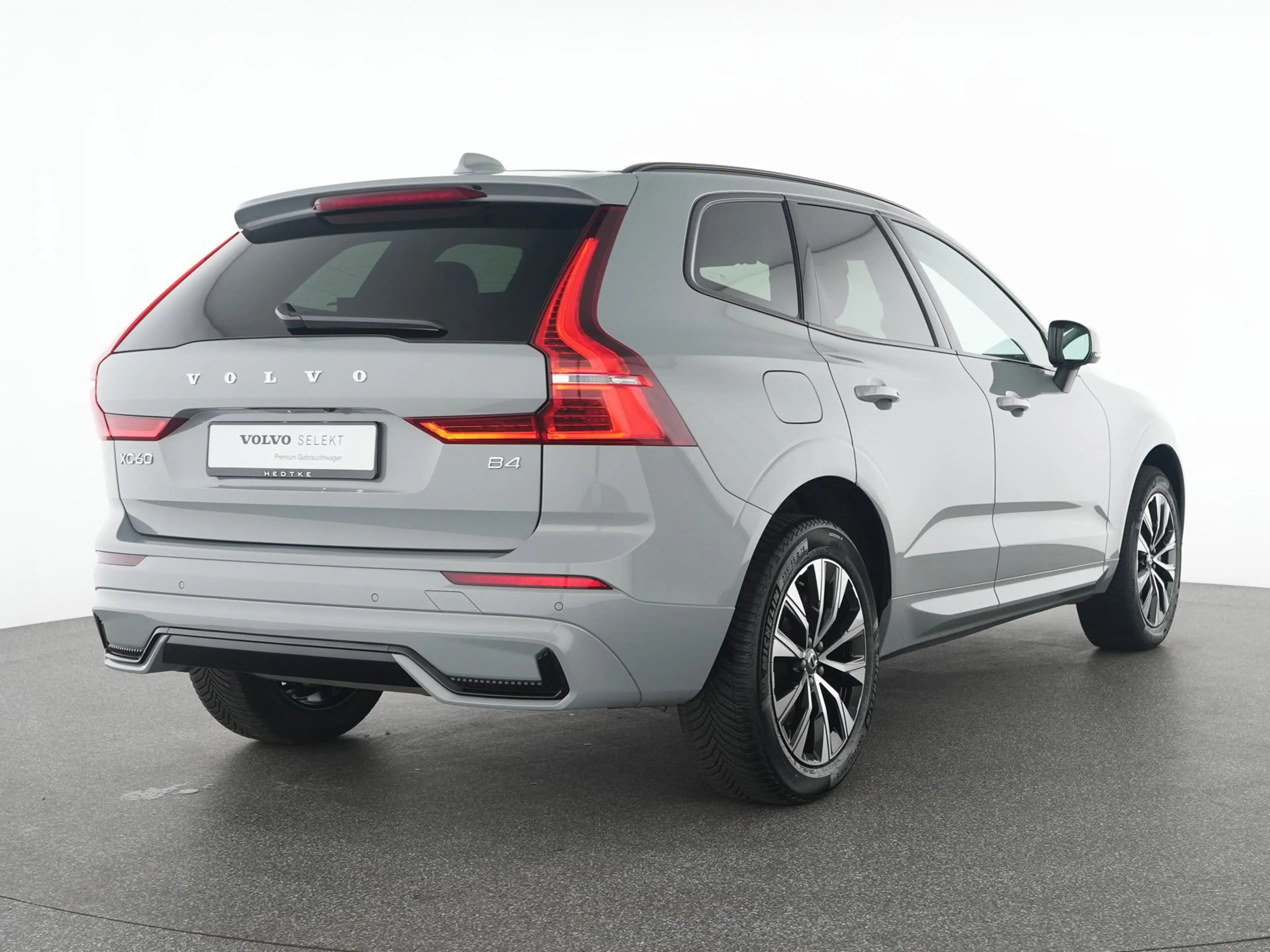 Volvo XC60 B4 Benzin Plus Dark LEDER*ACC*H&K-SOUND — photo 2