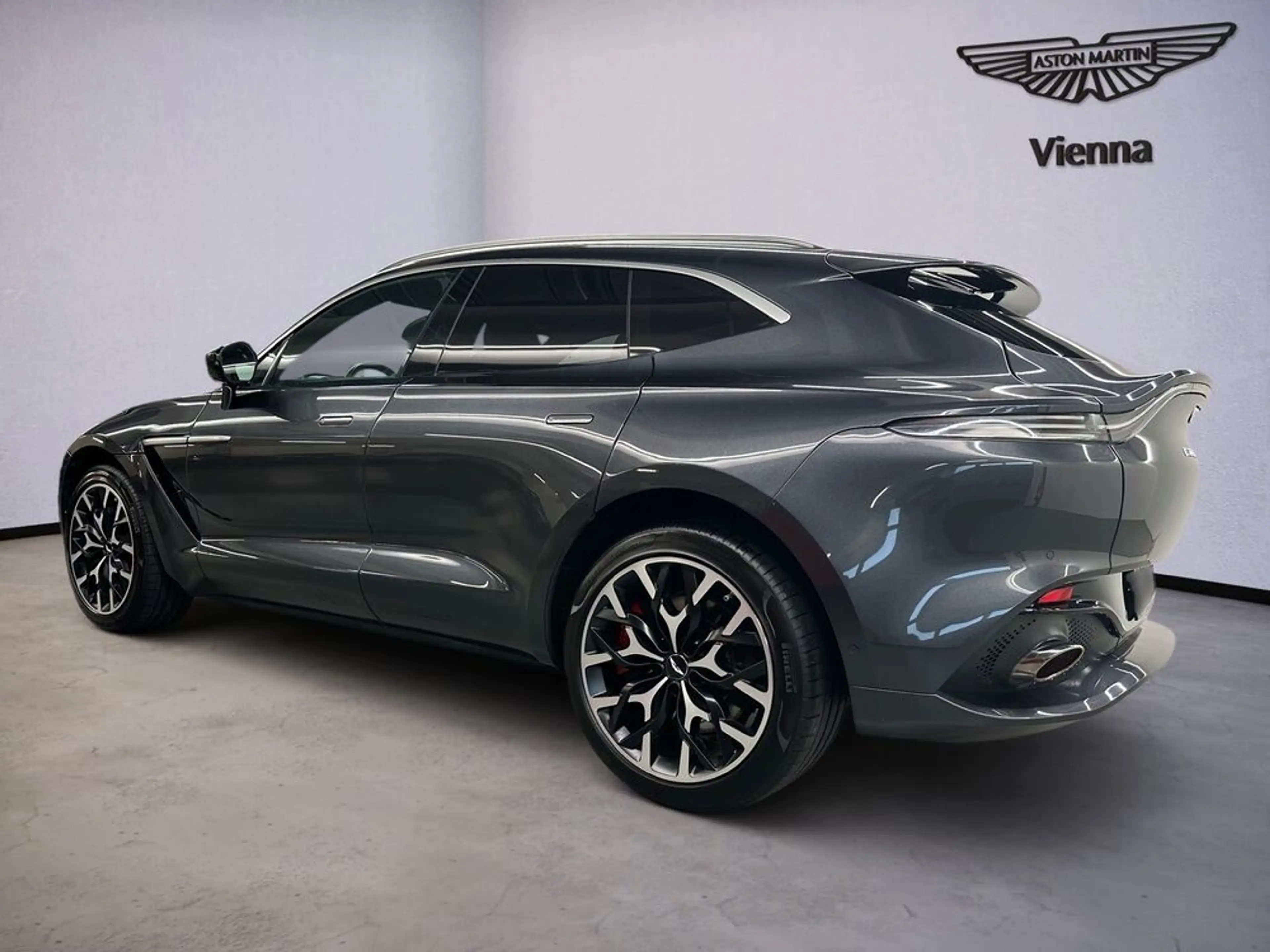 Aston Martin DBX / Xenon Grey / Obsidian Black & Spicy Red — photo 4