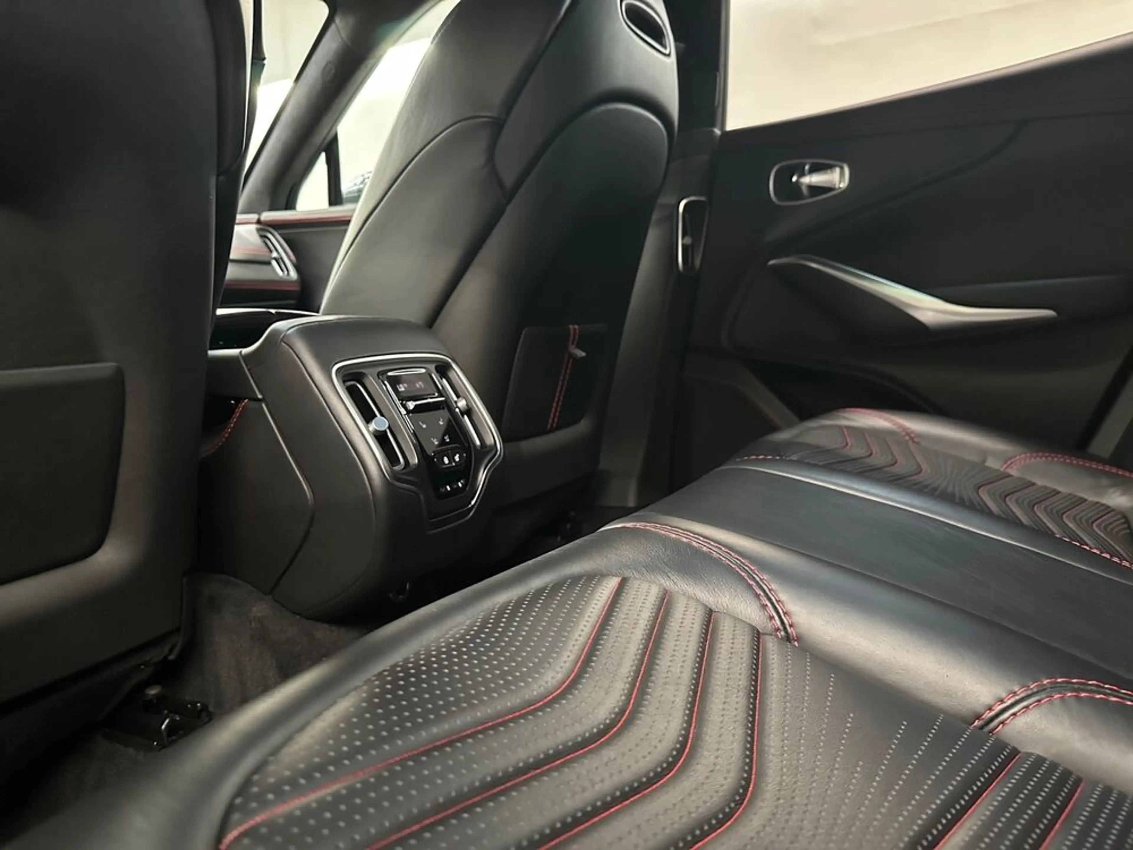 Aston Martin DBX / Xenon Grey / Obsidian Black & Spicy Red — photo 15