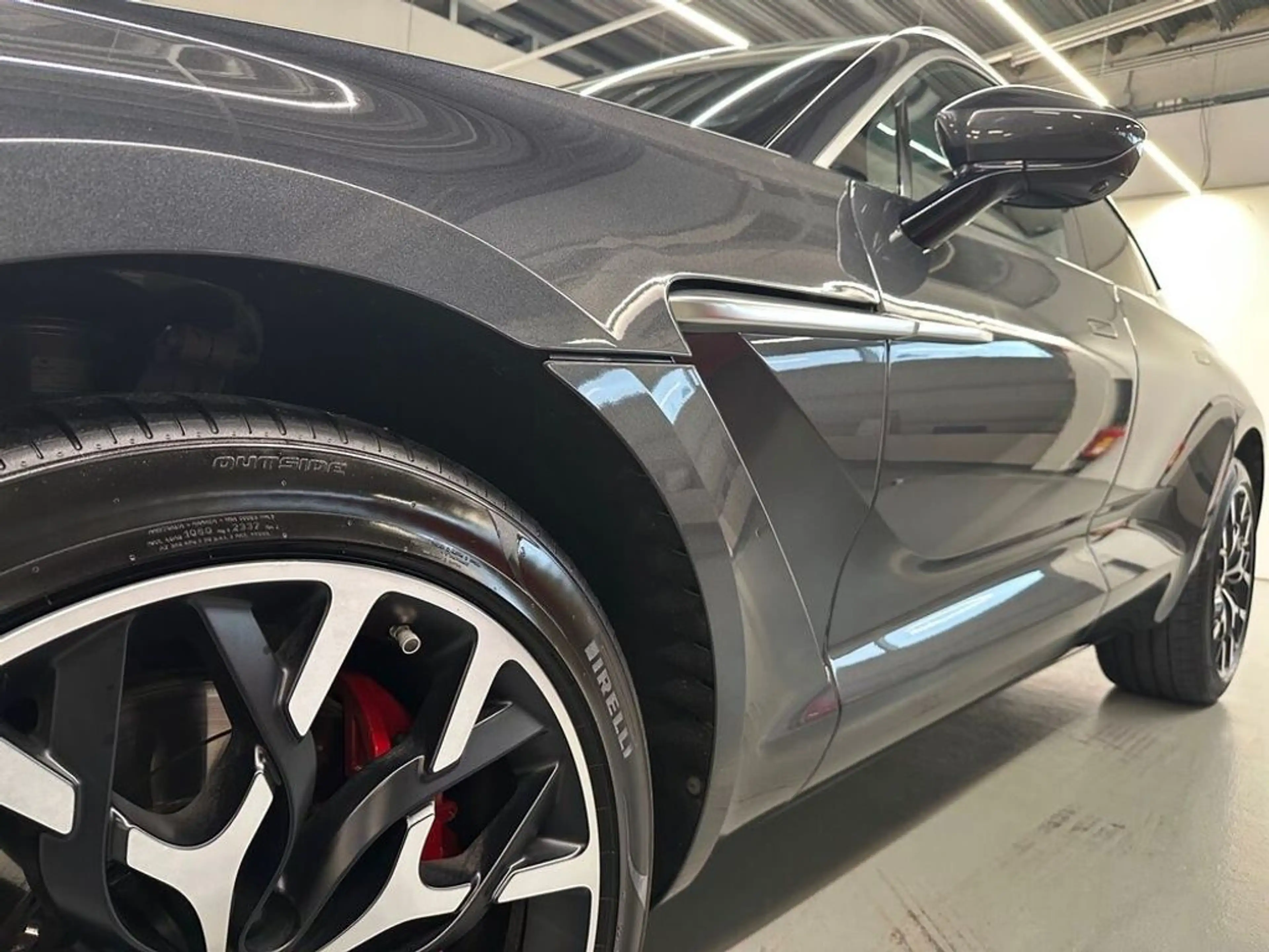 Aston Martin DBX / Xenon Grey / Obsidian Black & Spicy Red — photo 8