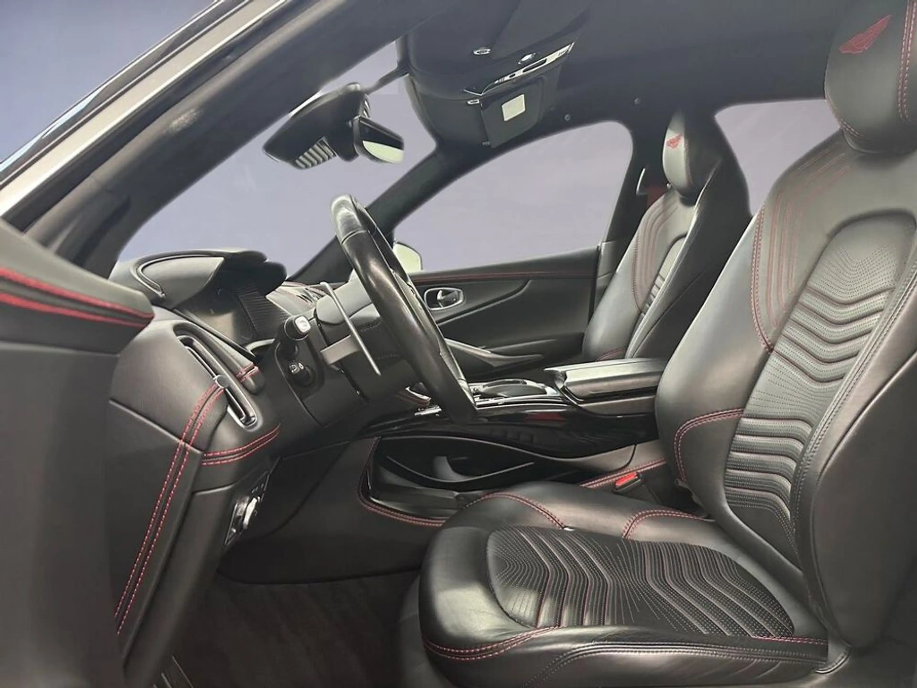Aston Martin DBX / Xenon Grey / Obsidian Black & Spicy Red — photo 9