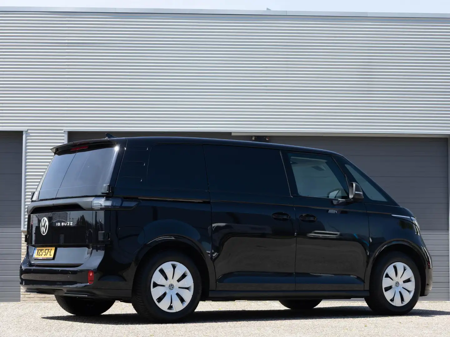 Volkswagen ID. Buzz Cargo 77 kWh | 3-zits | Navigatie | App-Connect | Achter Zwart - 2