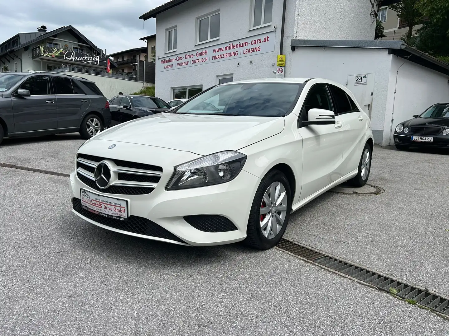 Mercedes-Benz A 180 Blue Efficiency Edition Lifestyle Aut. fix 6,274% Bílá - 1