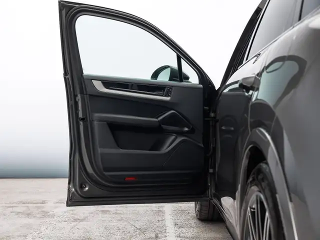 Porsche Cayenne view 11