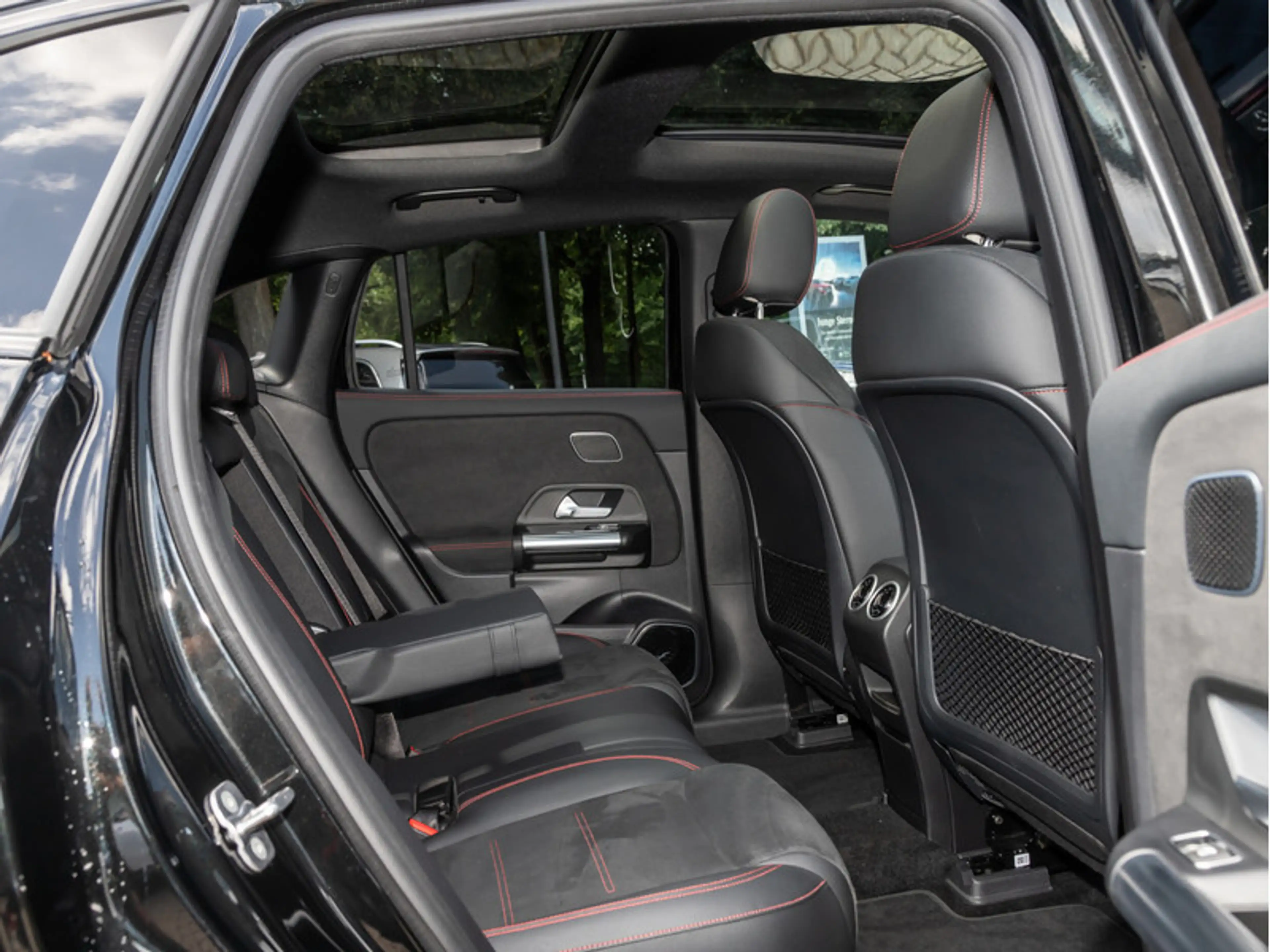 Mercedes-Benz EQA 350 4M AMG-Sport/360/Pano/AHK/Distr/Night/20 — photo 11