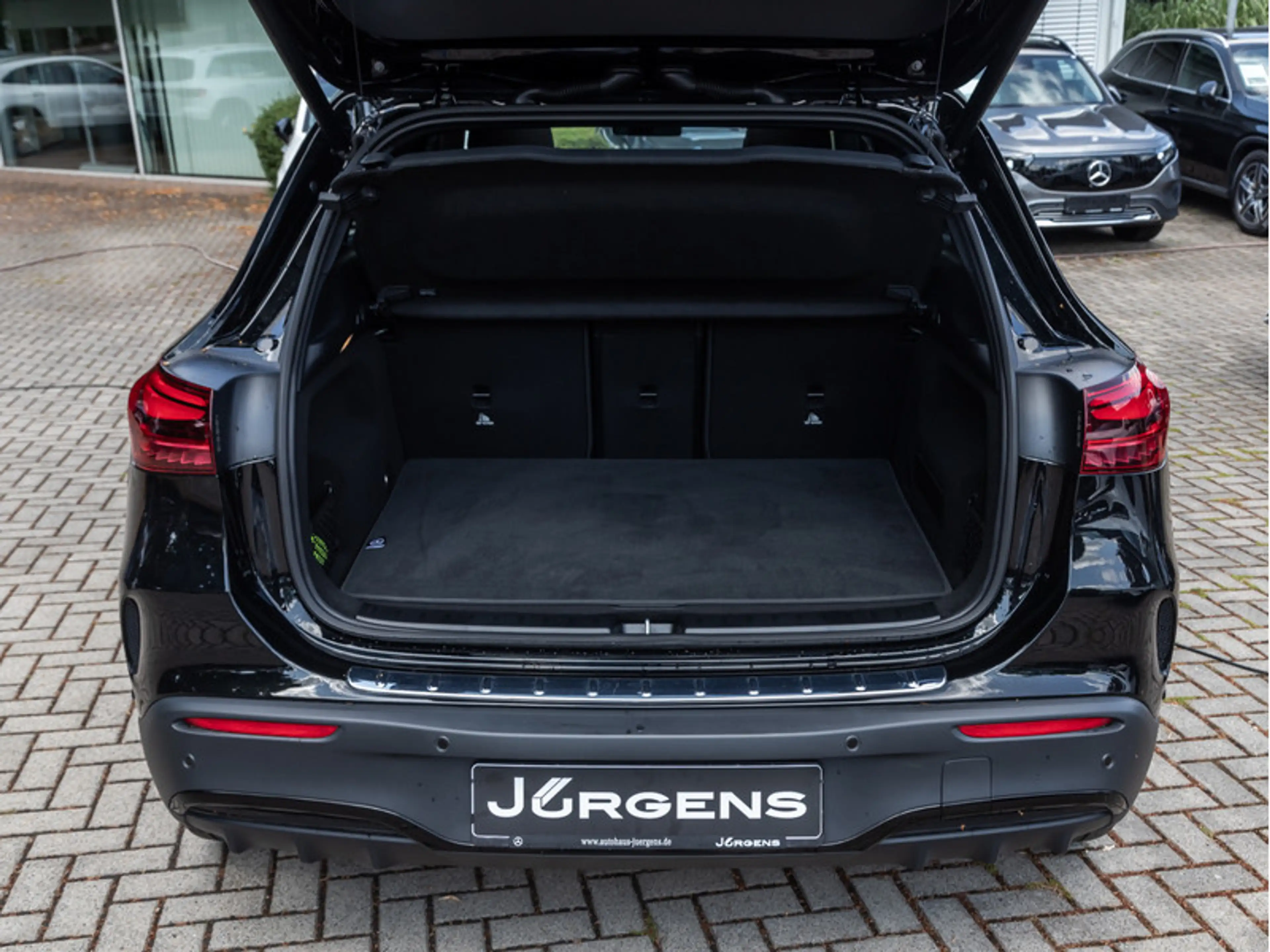 Mercedes-Benz EQA 350 4M AMG-Sport/360/Pano/AHK/Distr/Night/20 — photo 6