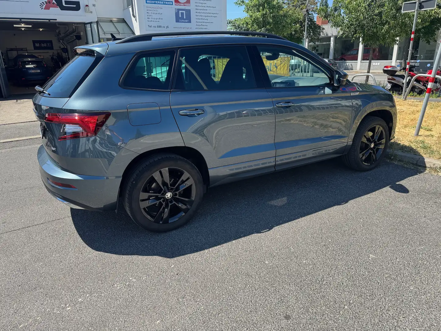 Skoda Karoq 2.0 TDI SCR 4x4 SPORTLINE DSG*LED*NAVI*AHK Grijs - 2