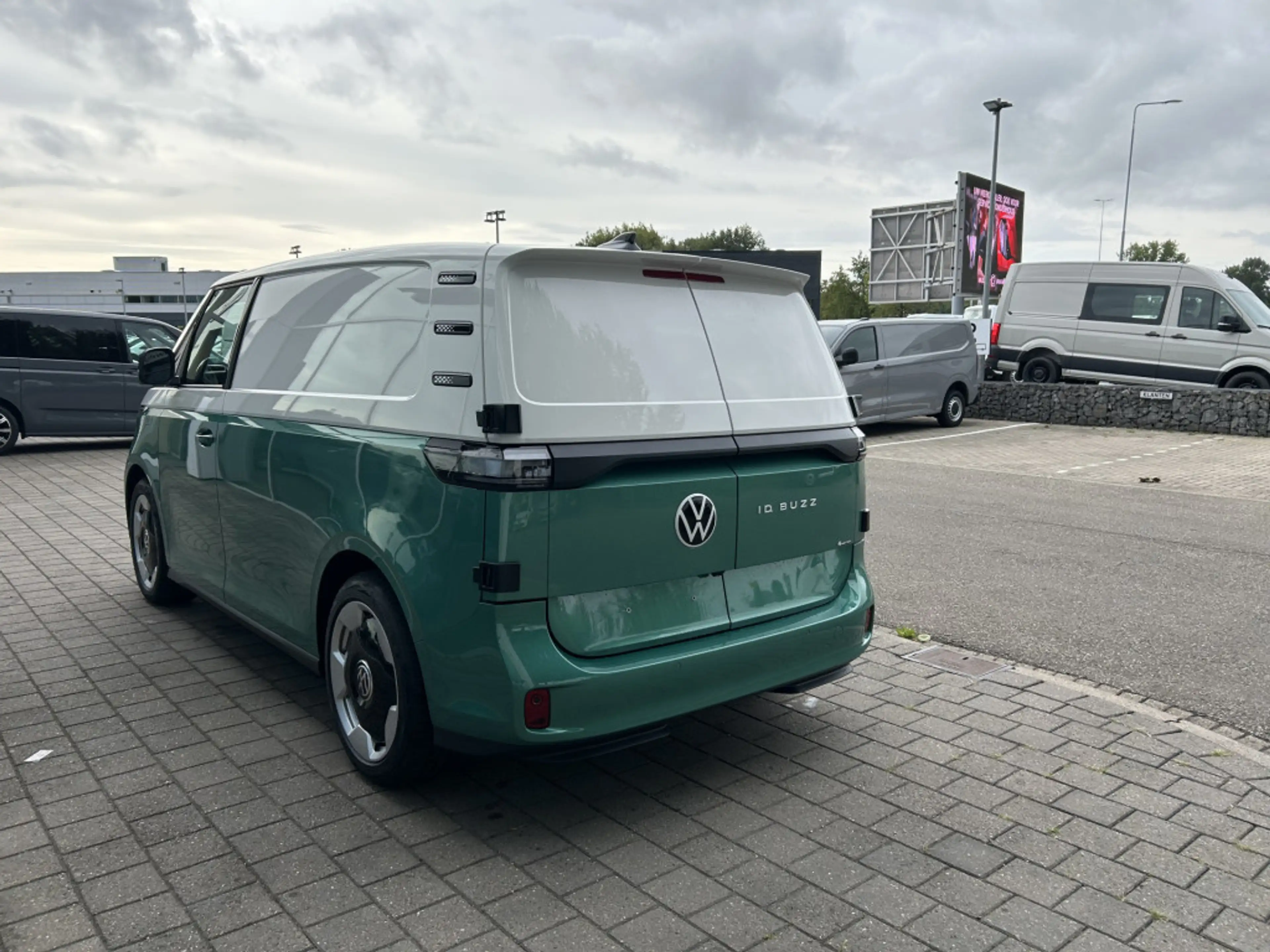 Volkswagen ID. Buzz Cargo Bulli Limited Edition 79 kWh — photo 8