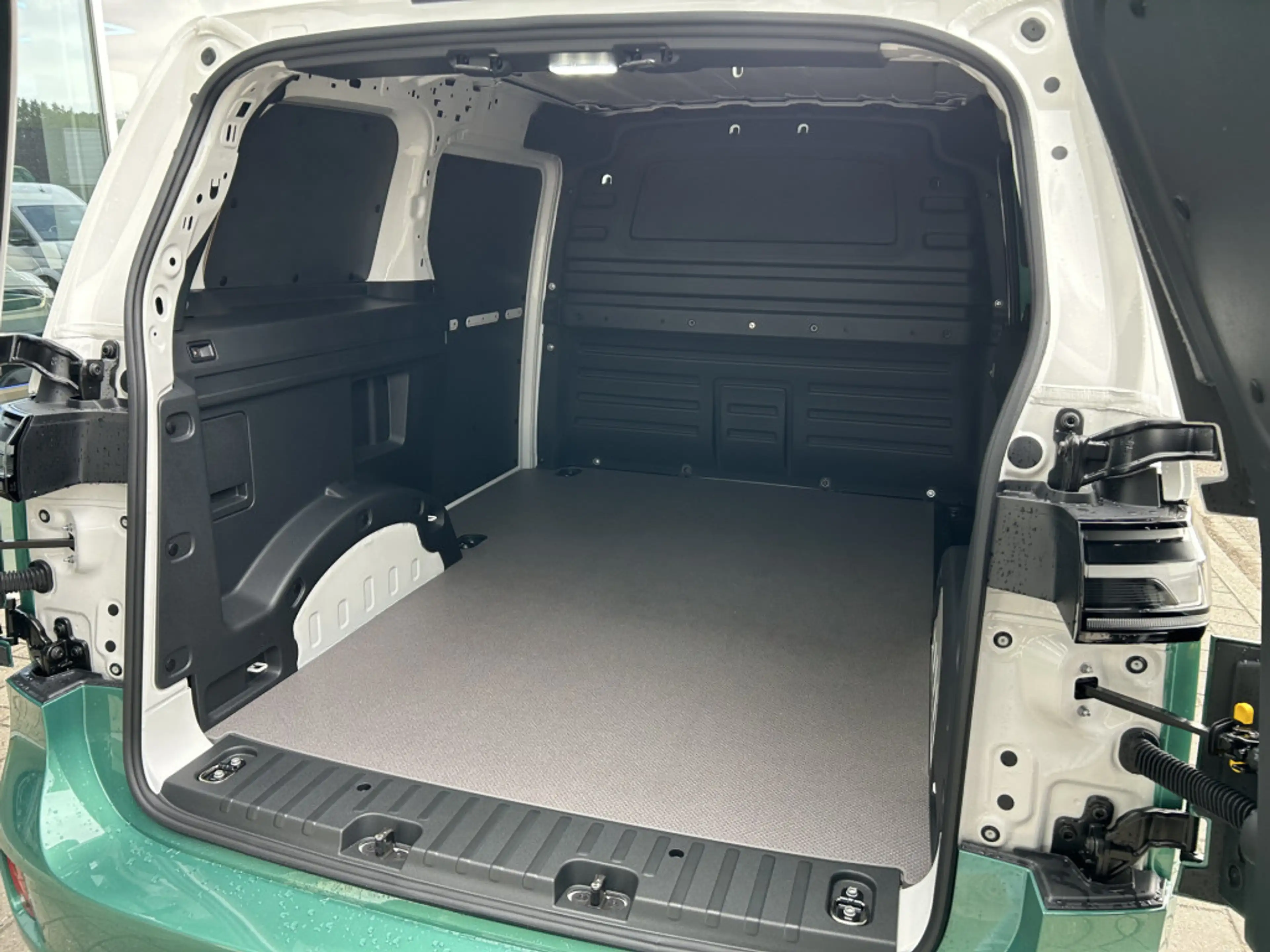 Volkswagen ID. Buzz Cargo Bulli Limited Edition 79 kWh — photo 9