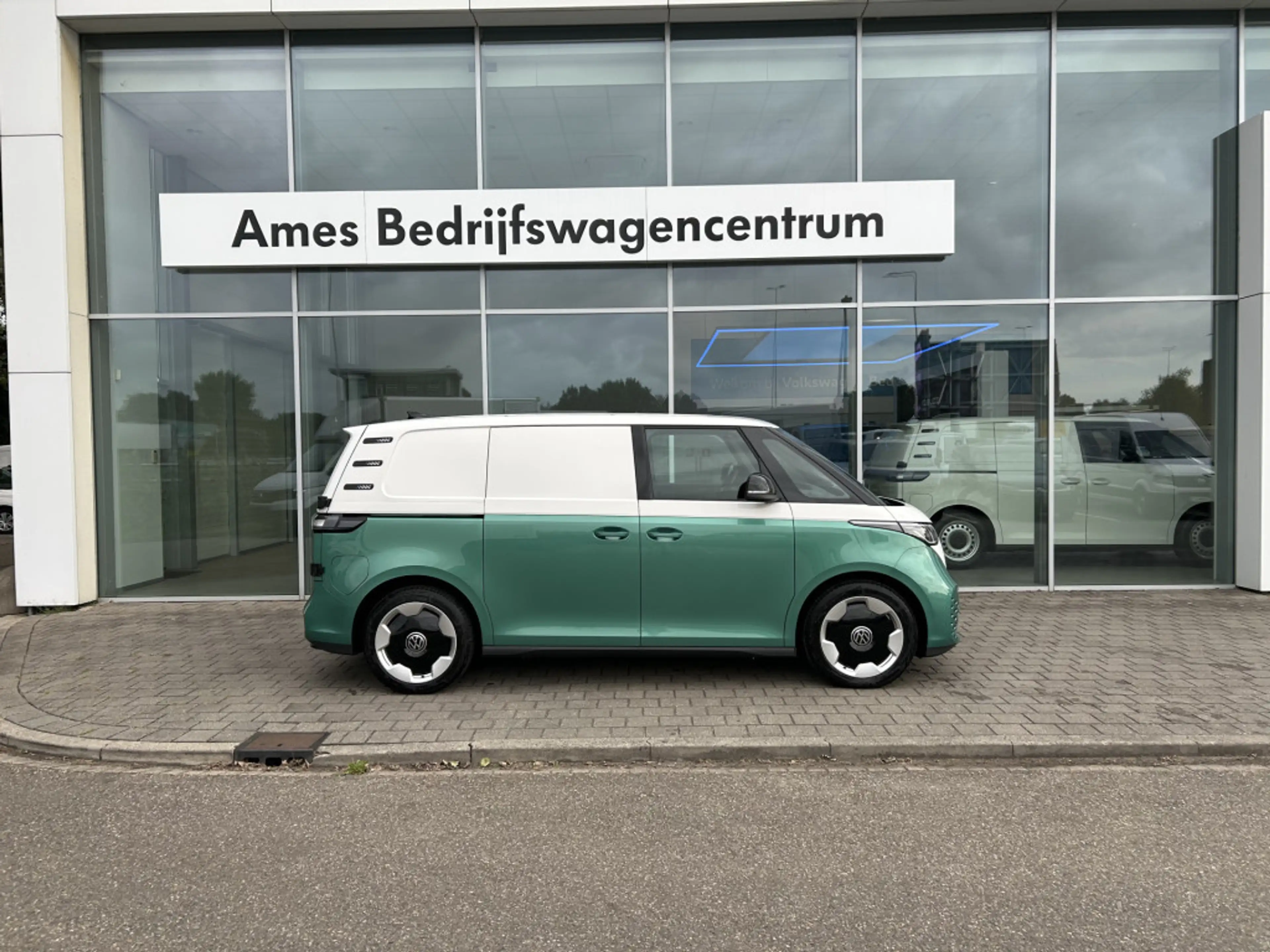 Volkswagen ID. Buzz Cargo Bulli Limited Edition 79 kWh — photo 2
