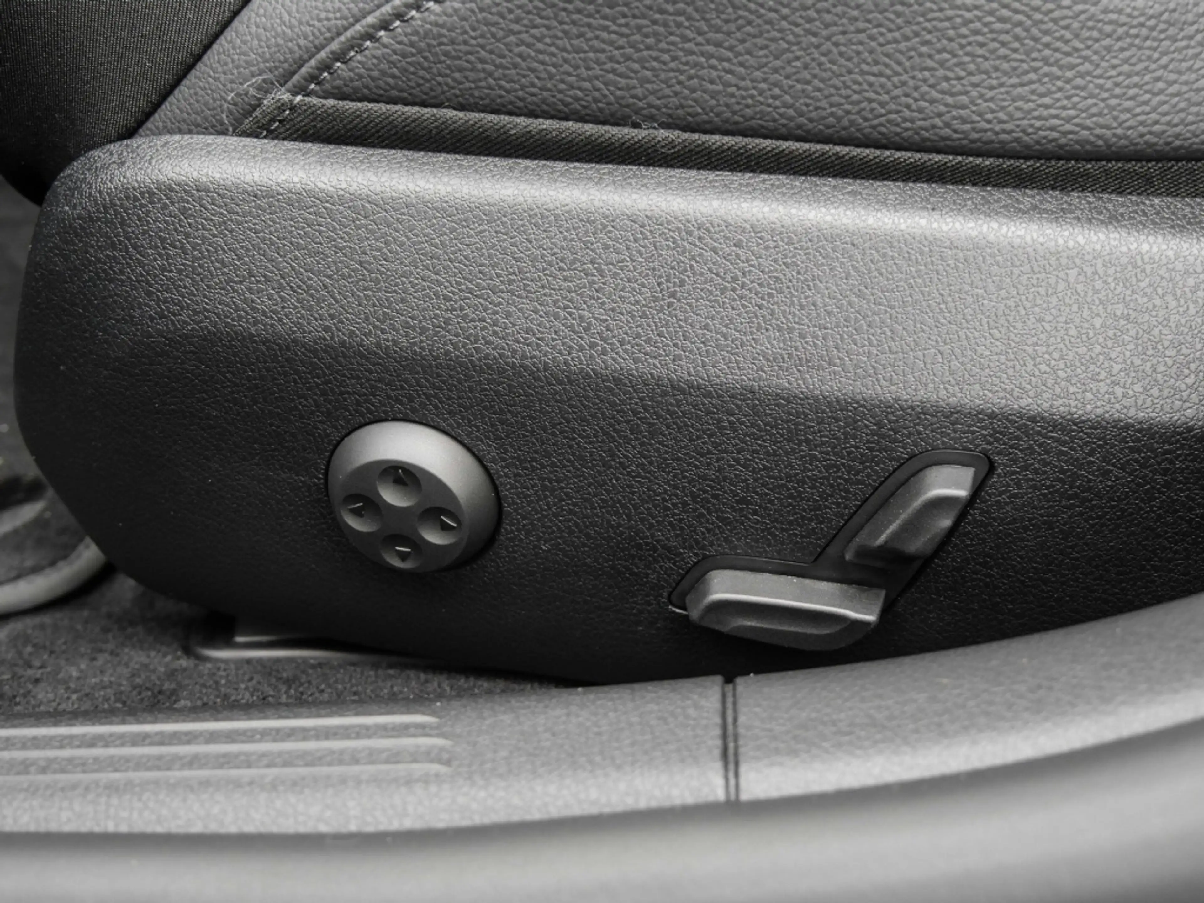 Mercedes-Benz C 200 Avantgrade/LED/Cam/Navi/Ambi/Tempomat — photo 11