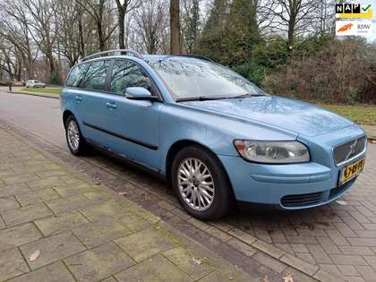 Volvo V50 2.4 combines powerful performance, smooth handling