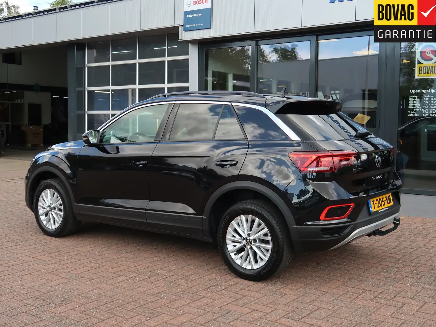 Volkswagen T-Roc 1.5 TSI Life Business | Trekhaak | Navi | Stoelver Zwart - 2