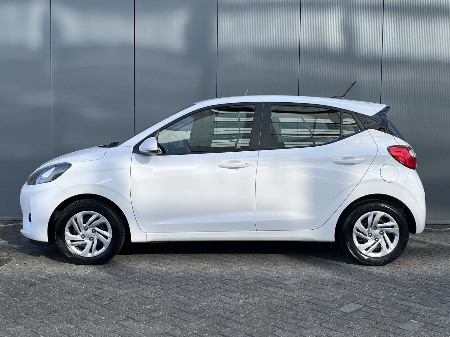 Hyundai i10 1.0 67pk Comfort | LED | Airco | Carplay | Navigat Wit - 2