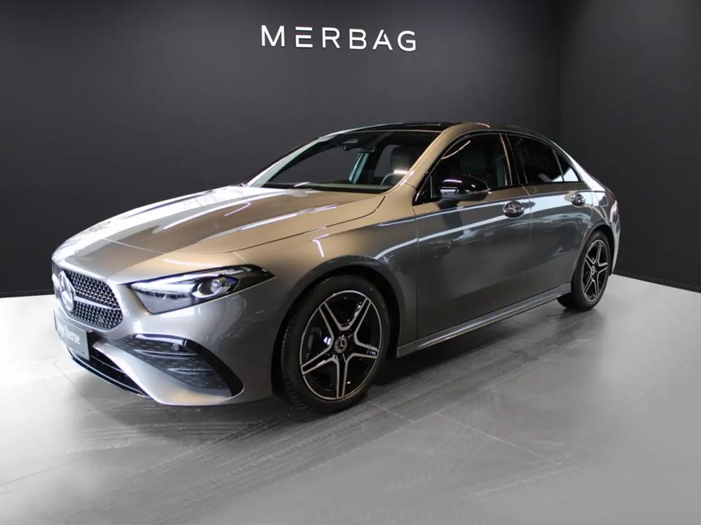 Mercedes-Benz A 180 *AMG LIM Night Pano Premium Beam KeyGo Grijs - 2