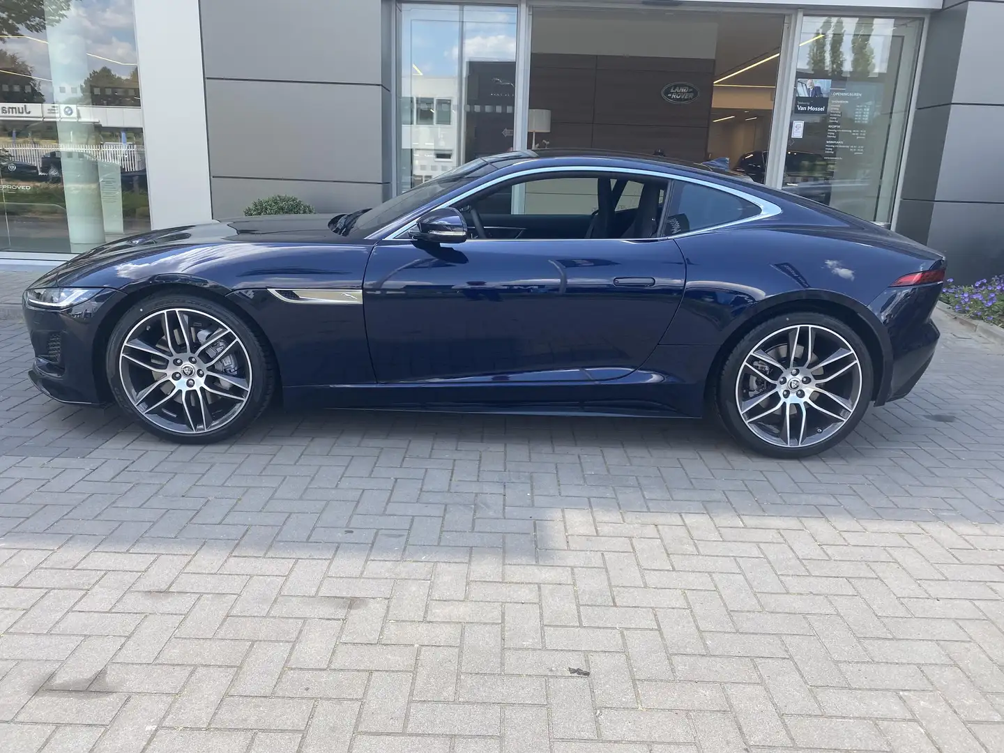 Jaguar F-Type Coupé P300 R-Dynamic RWD Auto. 24MY Blauw - 2