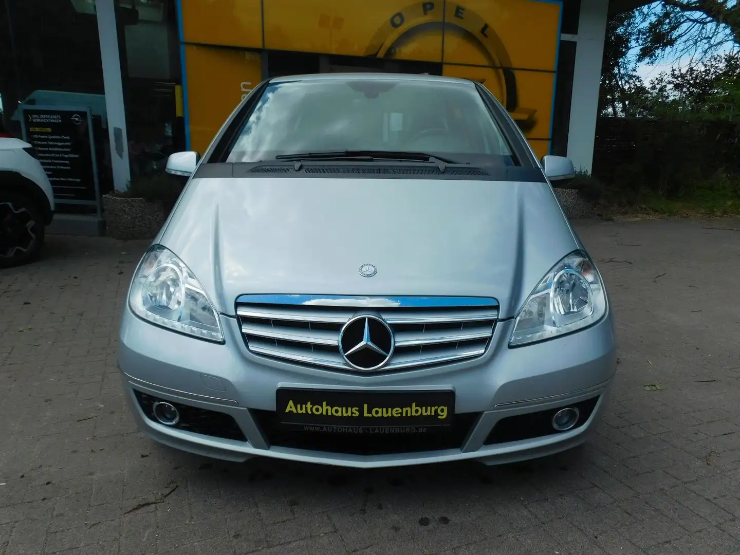 Mercedes-Benz A 180 +AUTOMATIK+SHZ+NAVI+AHK Zilver - 2