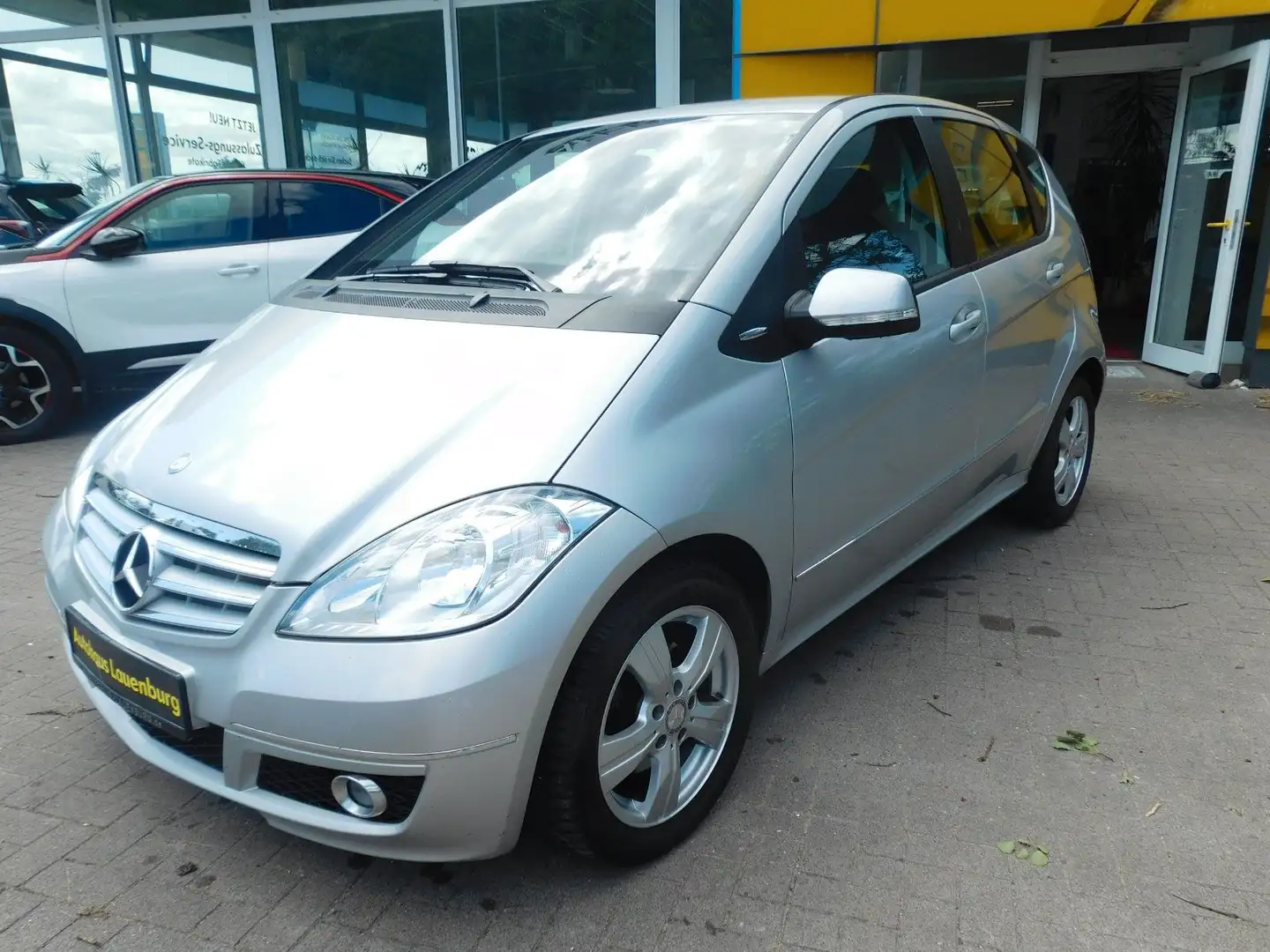 Mercedes-Benz A 180 +AUTOMATIK+SHZ+NAVI+AHK Zilver - 1