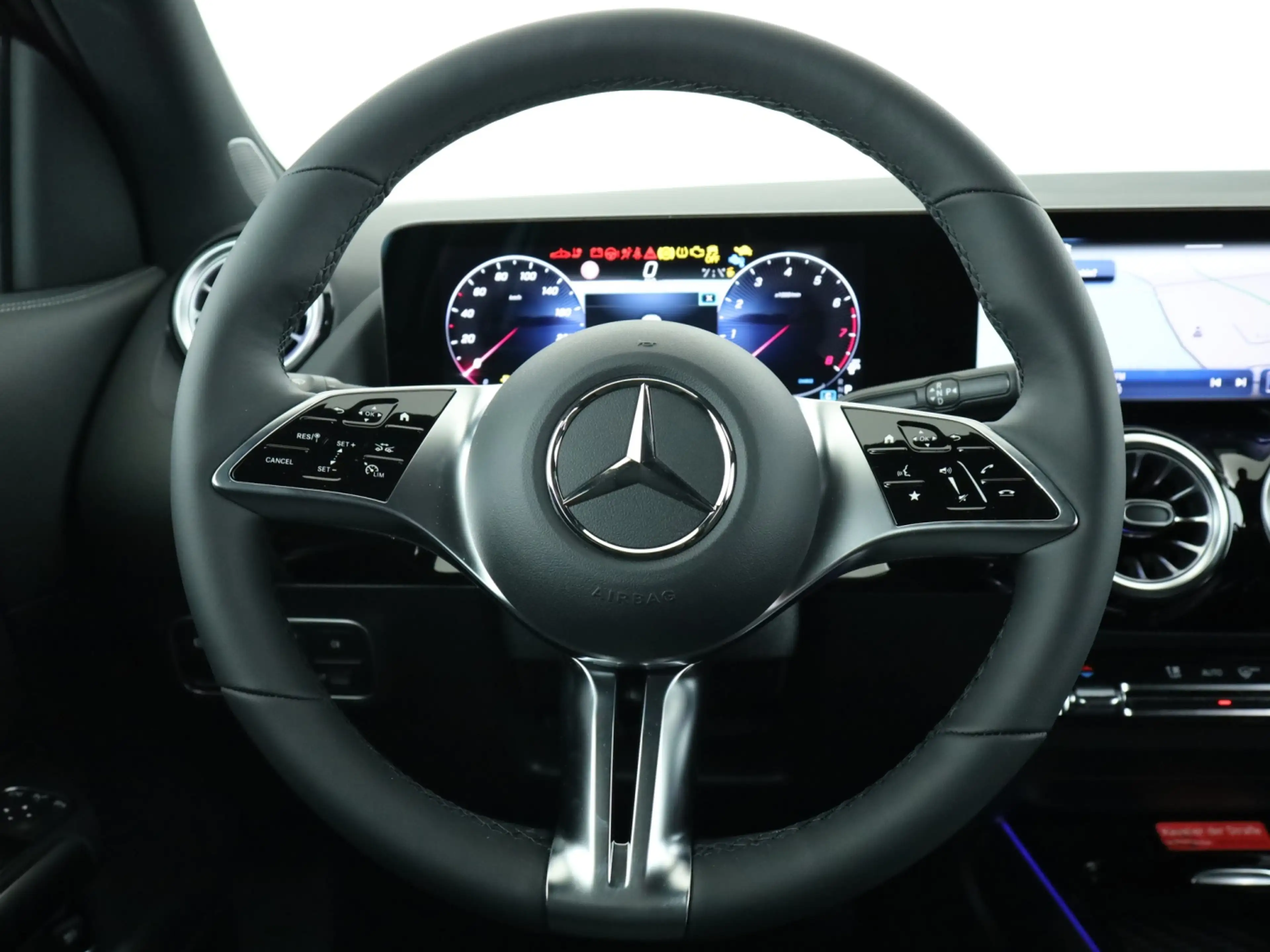 Mercedes-Benz GLA 180 360 ACC AHK AUT DynLicht Fernlichtass. — photo 11