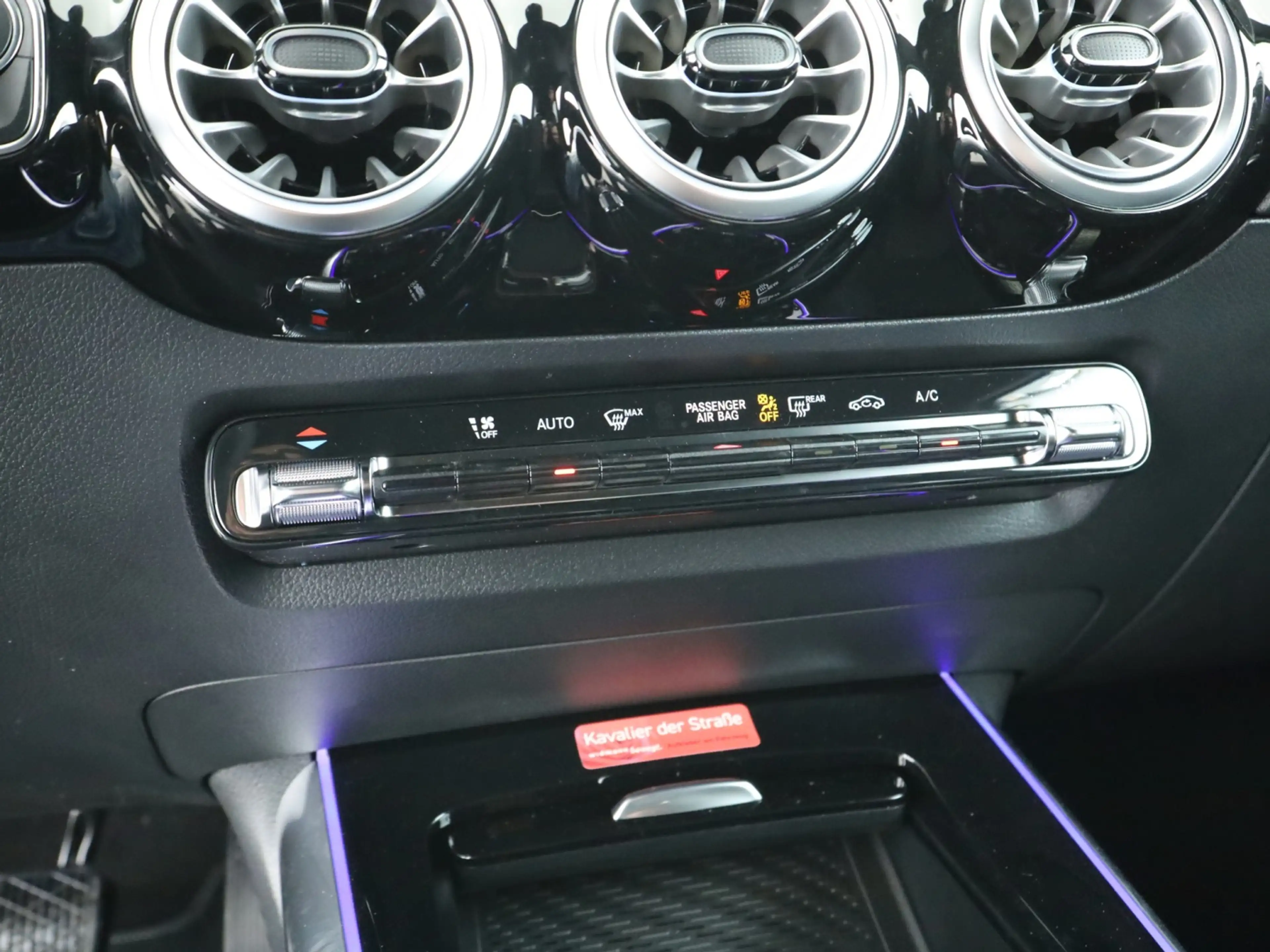 Mercedes-Benz GLA 180 360 ACC AHK AUT DynLicht Fernlichtass. — photo 14