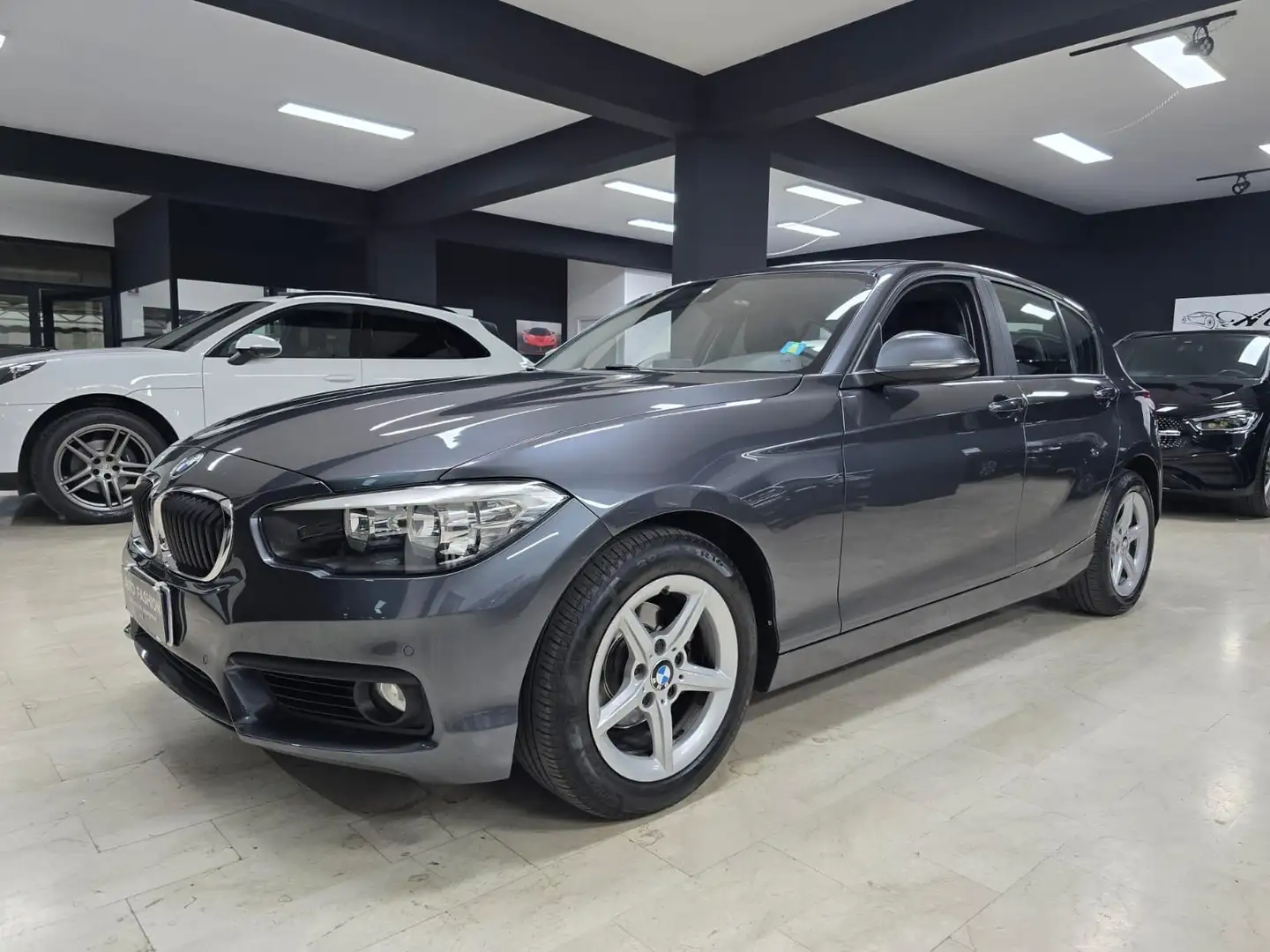 BMW 118 Serie 1 F/20-21 2017 118d Advantage 5p auto Grigio - 1