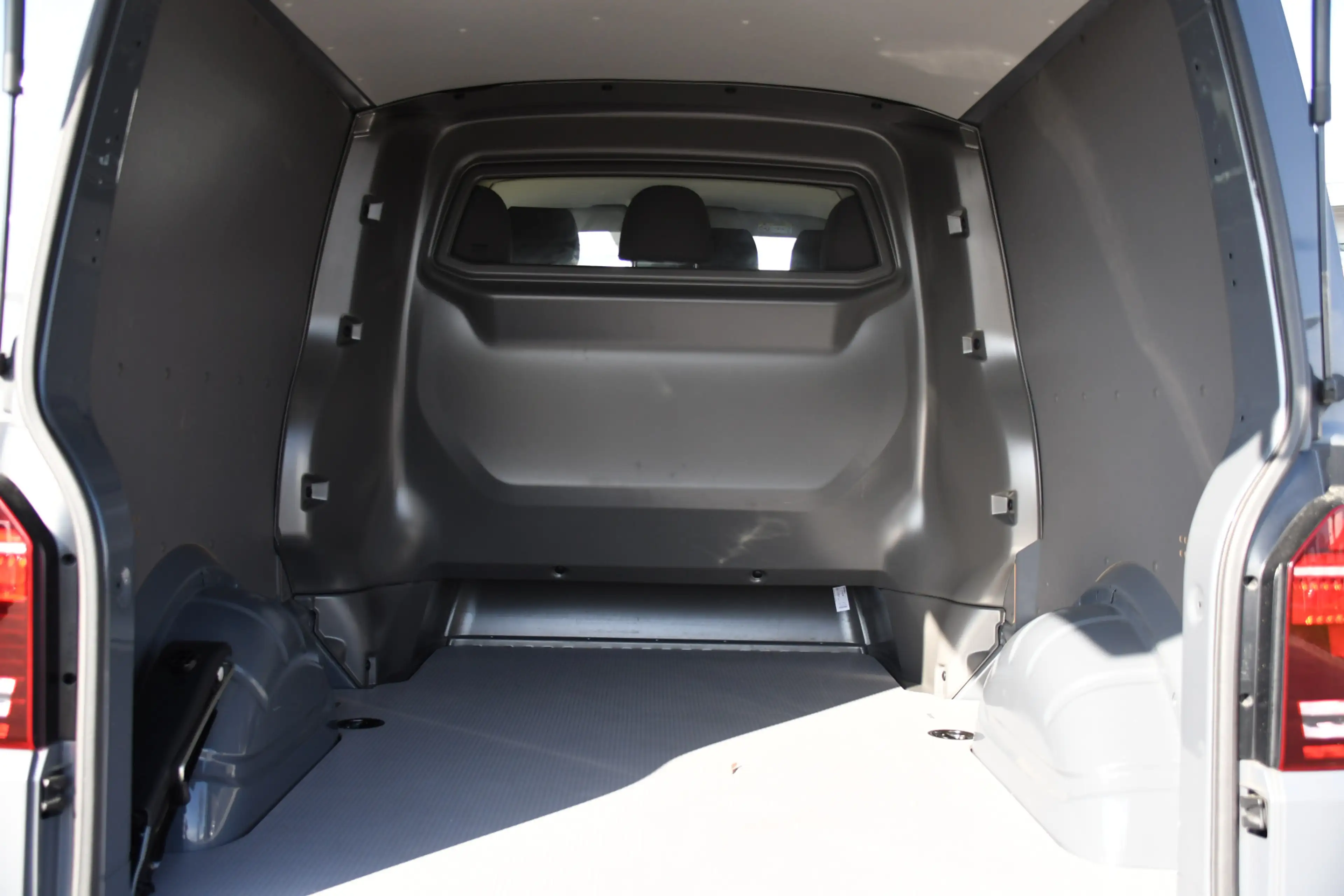 Volkswagen Transporter 2.0 TDI L2H1 32 DC Bulli 4Motion Virtual, Adaptiev — photo 35