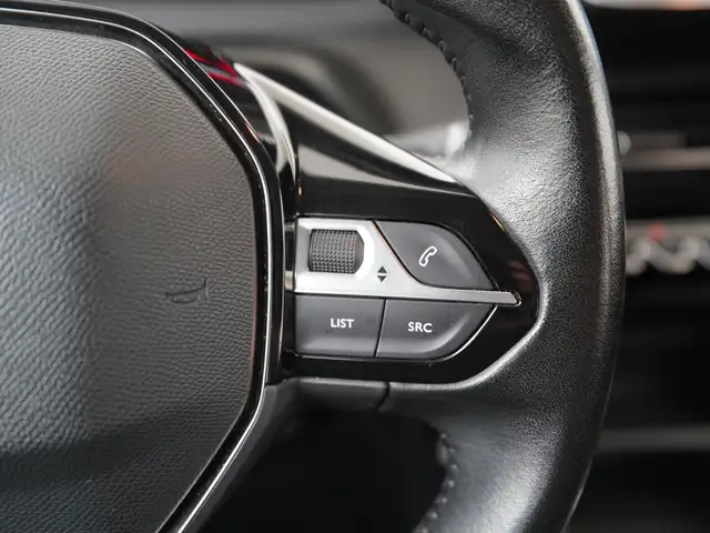 Peugeot 208 view 9