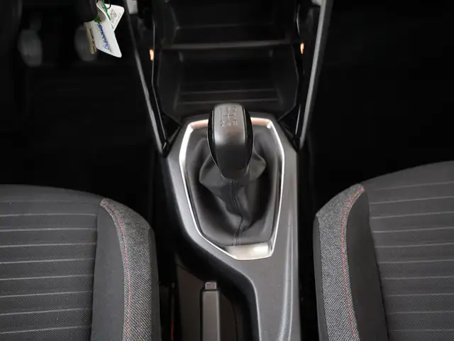 Peugeot 208 view 11