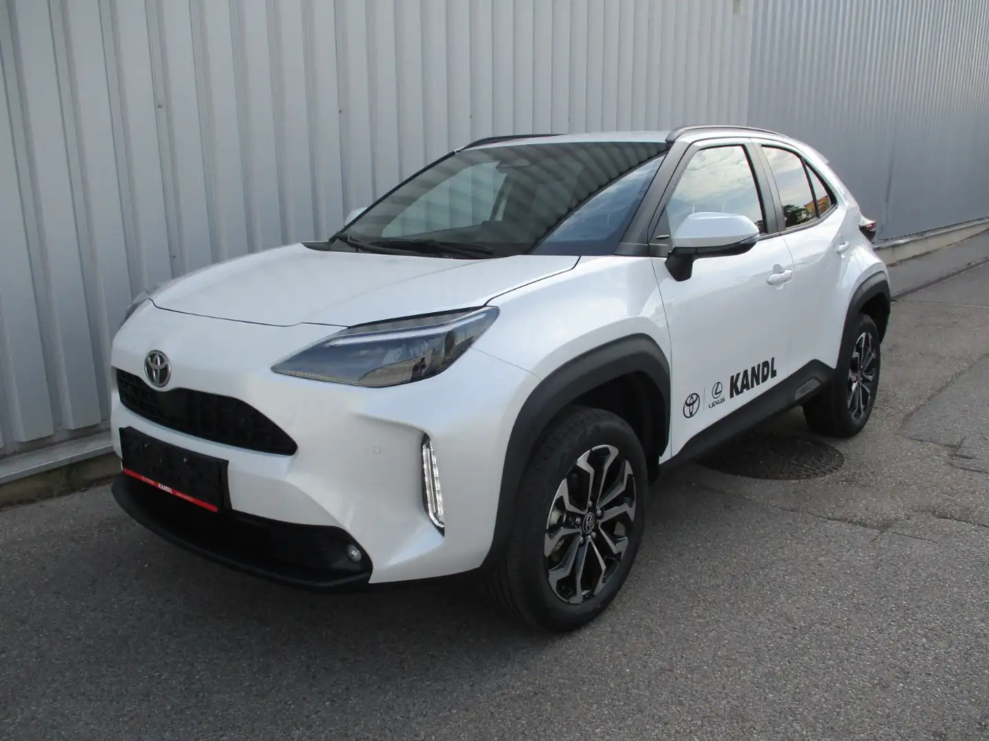 Toyota Yaris Cross 1.5 HSD Active Drive Aut. Safetypaket Weiß - 2