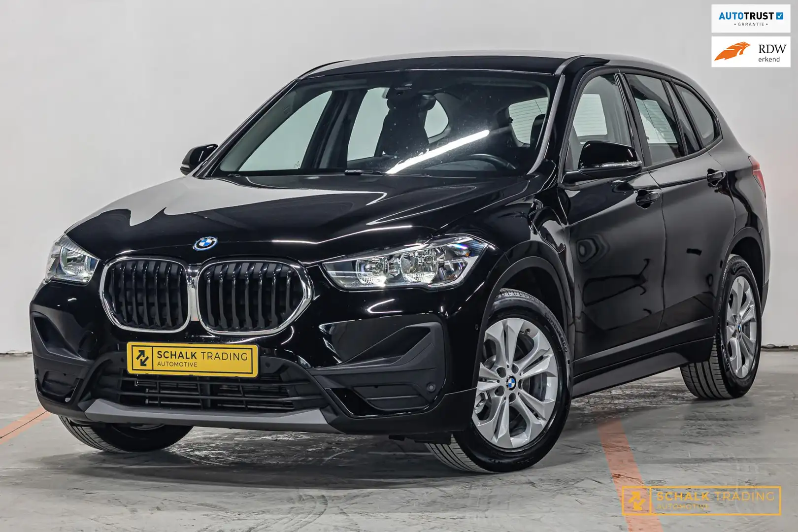 BMW X1 XDrive25e|Stoelverwarming|PDC|Dealer ond|Garantie Schwarz - 1