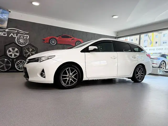 Toyota Auris view 3
