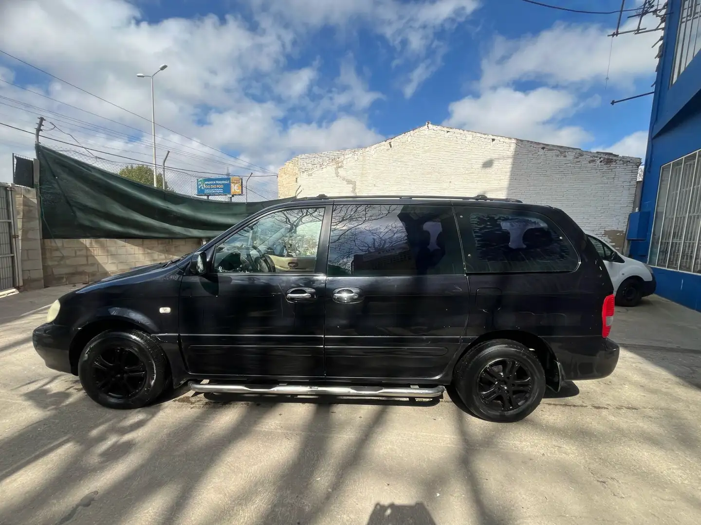 Kia Carnival 2.9CRDI LX - 2