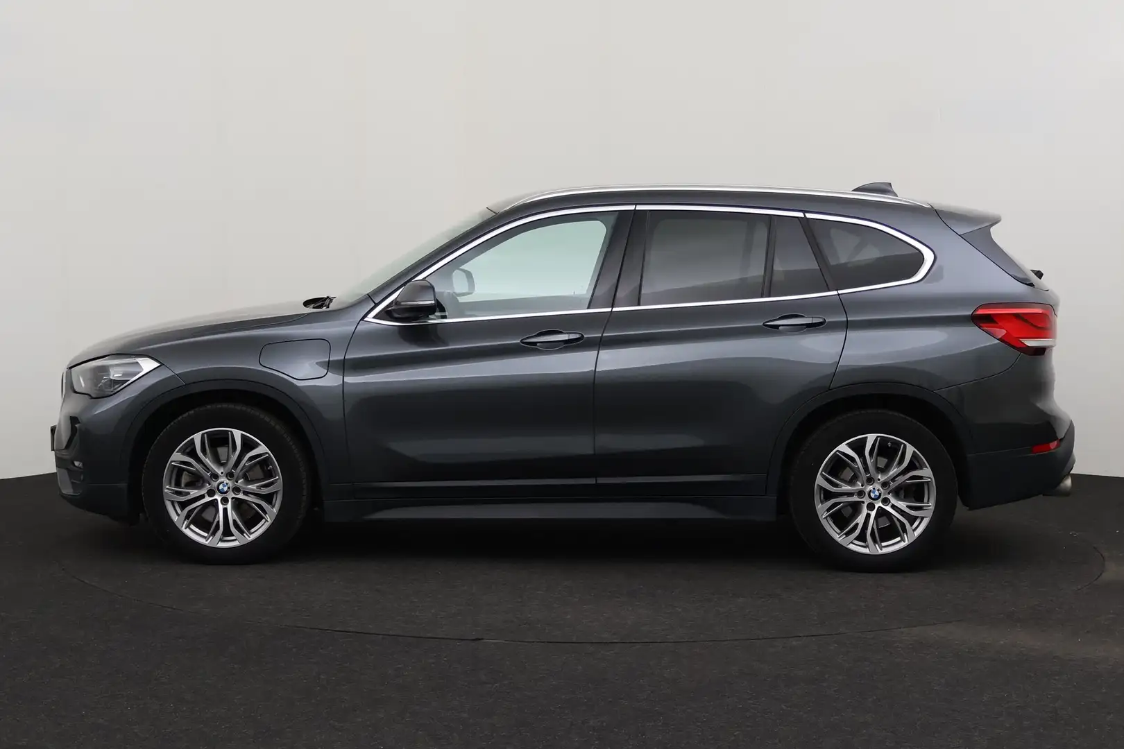BMW X1 xDRIVE25e iA PHEV COMBINEERT 220PK + GPS + CAMERA Grijs - 2