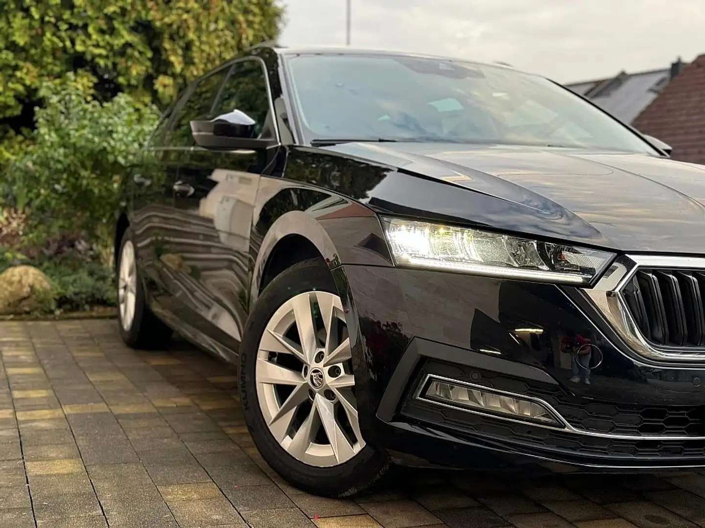 Skoda Octavia Combi 2,0 TDI Style DSG Leder Virtualtacho AHK Schwarz - 2