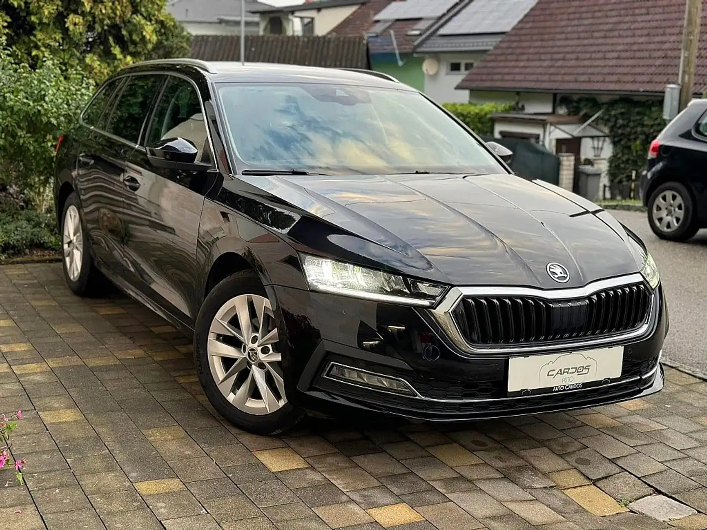 Skoda Octavia Combi 2,0 TDI Style DSG Leder Virtualtacho AHK Schwarz - 1