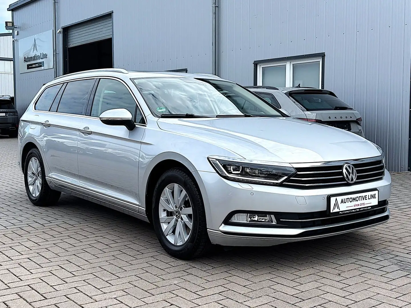 Volkswagen Passat Variant PASSAT VARIANT 1.6 TDI ACC/PANO/LED/KAMERA/DSG/ Plateado - 1