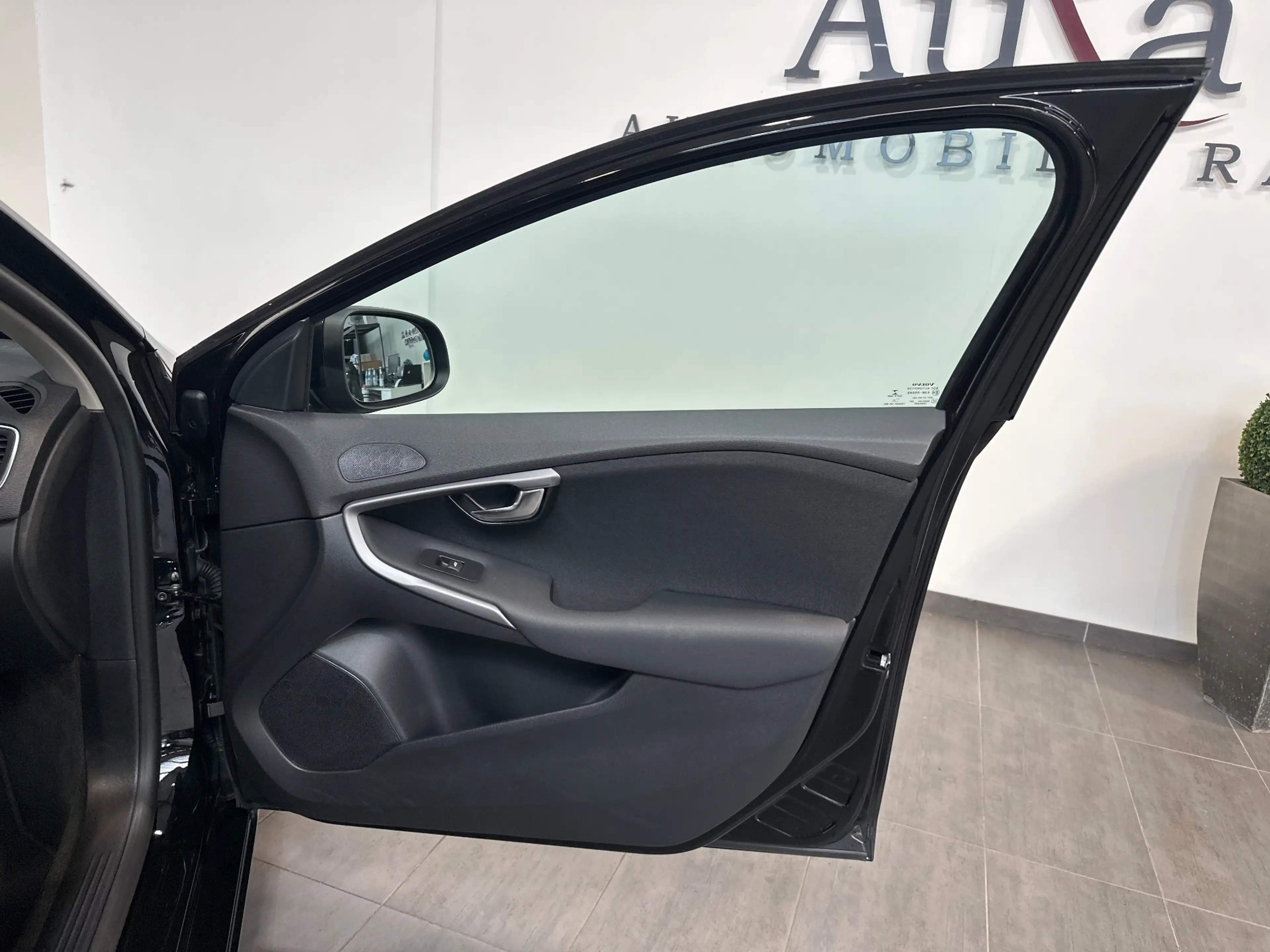 Volvo V40 T2 Kinetic NAV+SHZ+PDC+KLIMA+TEMPOMAT+18ZOLL+3HD — photo 7