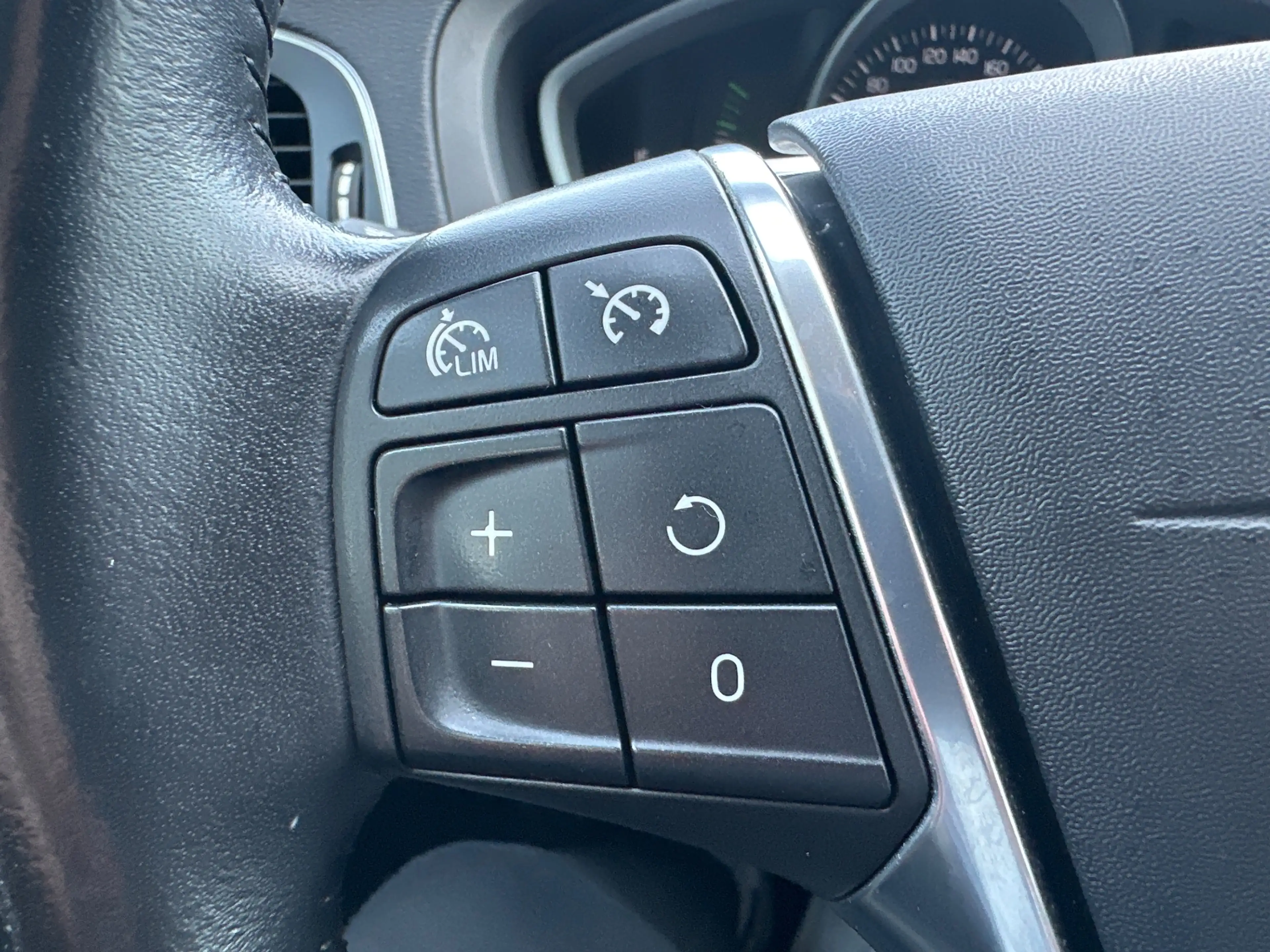 Volvo V40 T2 Kinetic NAV+SHZ+PDC+KLIMA+TEMPOMAT+18ZOLL+3HD — photo 13