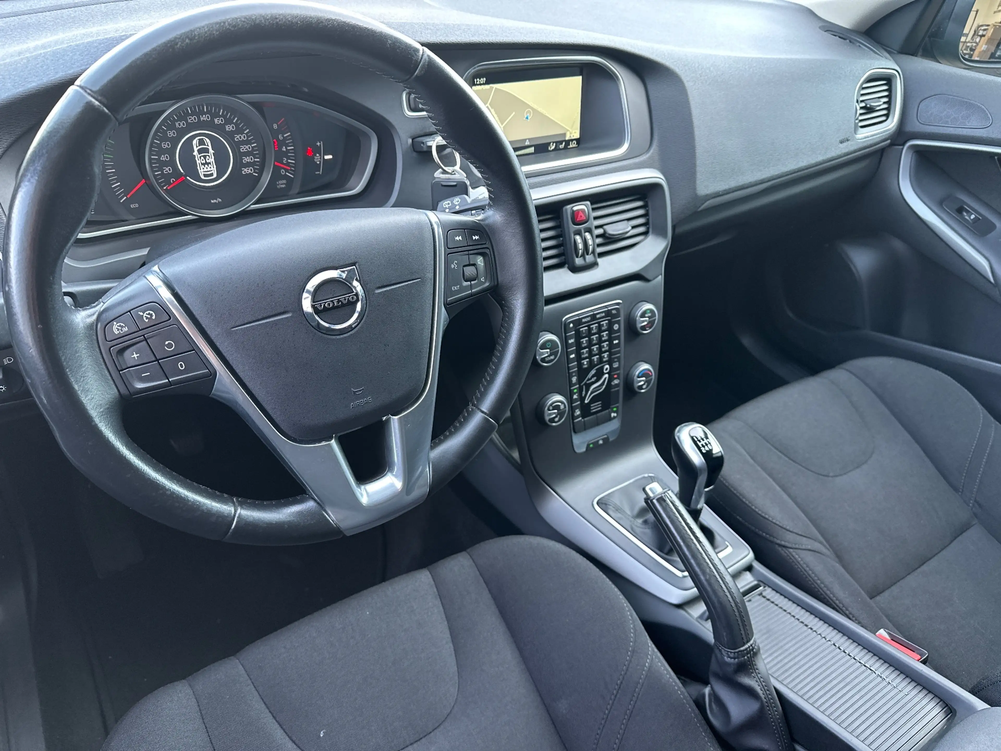 Volvo V40 T2 Kinetic NAV+SHZ+PDC+KLIMA+TEMPOMAT+18ZOLL+3HD — photo 9