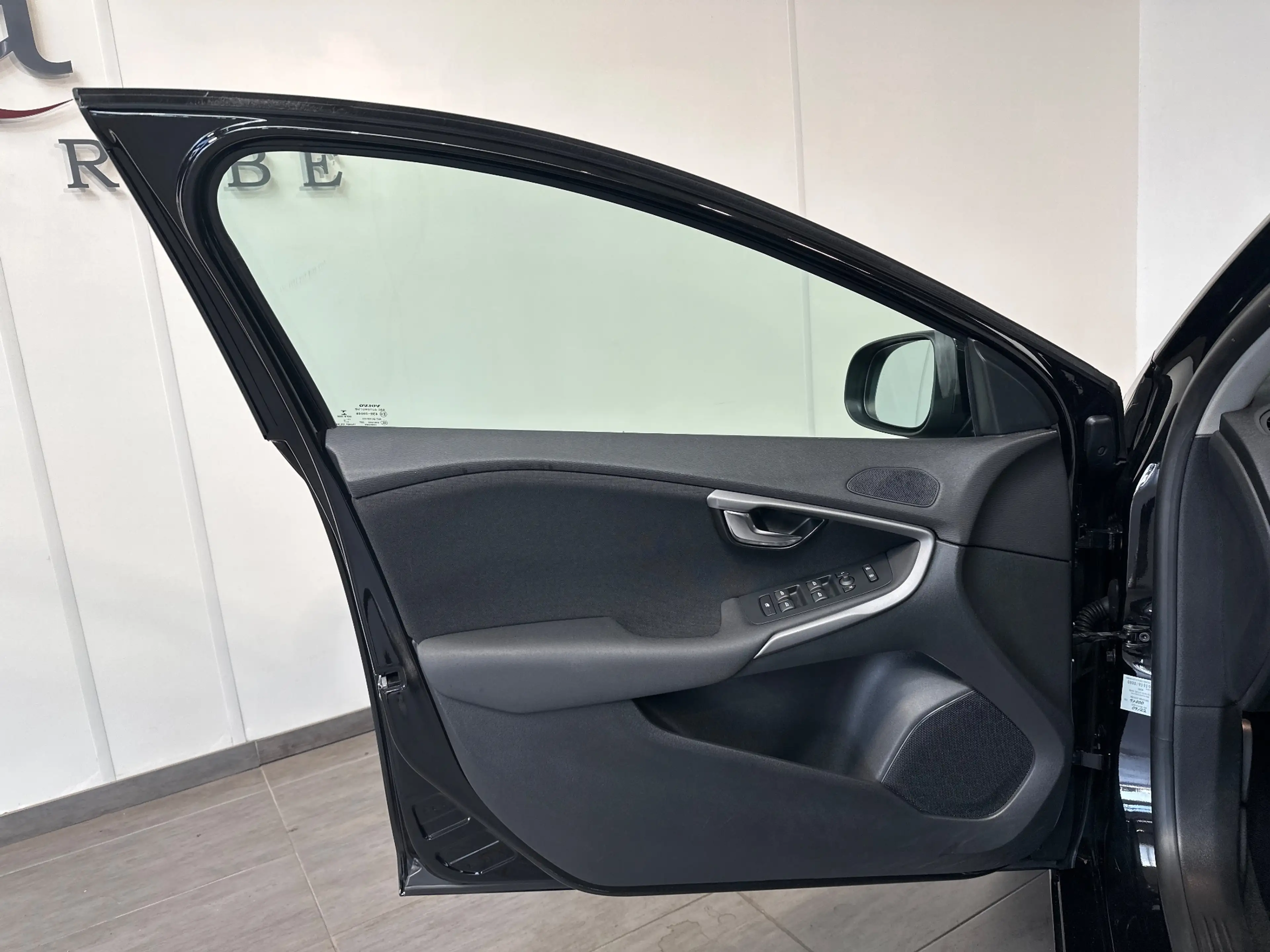 Volvo V40 T2 Kinetic NAV+SHZ+PDC+KLIMA+TEMPOMAT+18ZOLL+3HD — photo 6