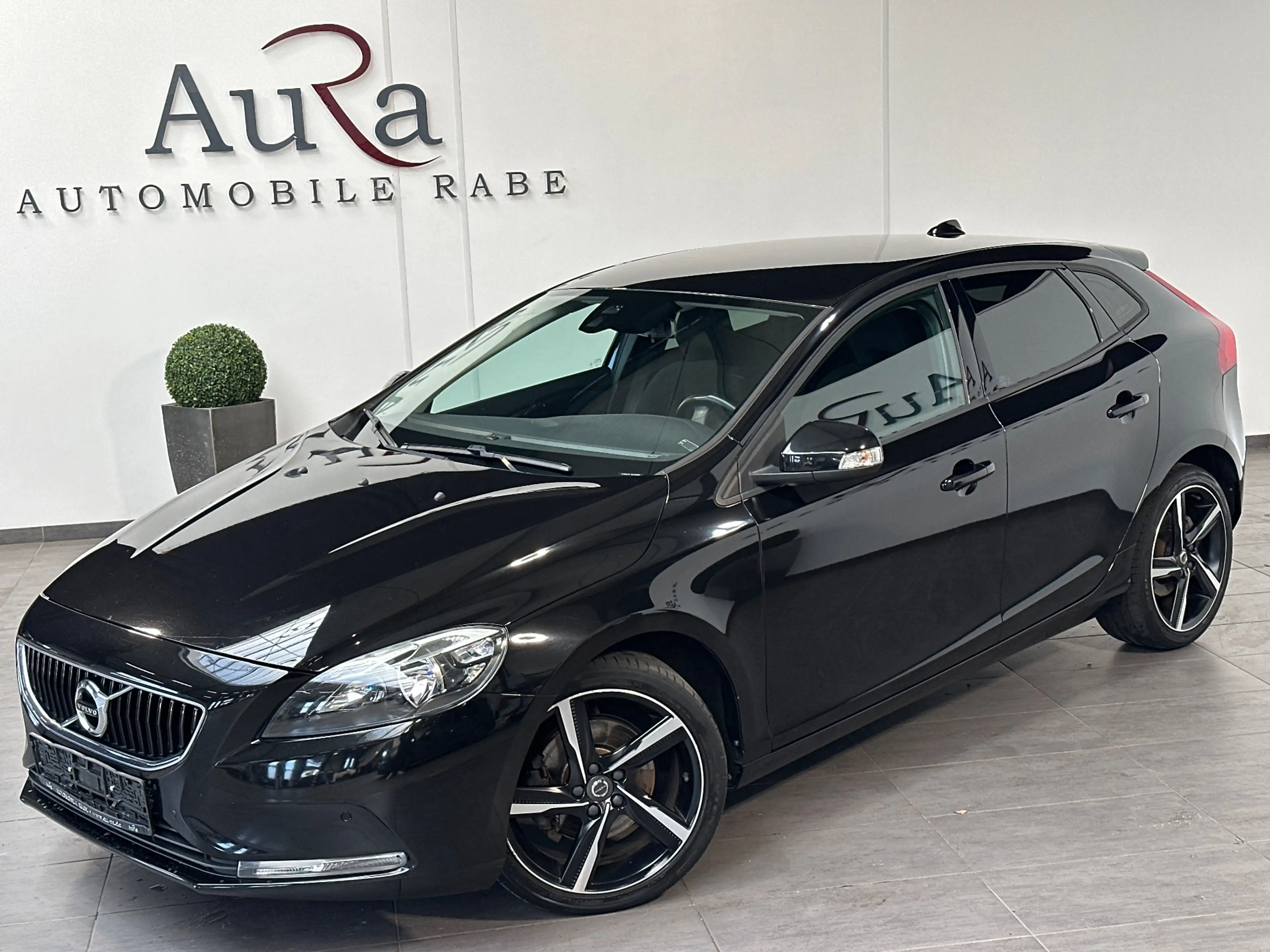 Volvo V40 T2 Kinetic NAV+SHZ+PDC+KLIMA+TEMPOMAT+18ZOLL+3HD