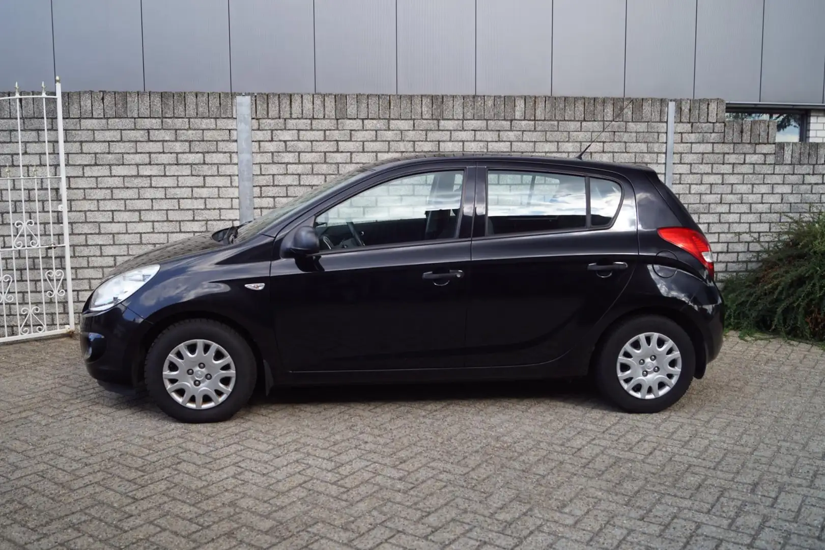 Hyundai i20 1.4i i-Motion 5 Deurs Automaat Airco Elektrische R Nero - 2