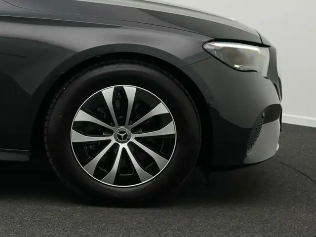 Mercedes-Benz E view 8