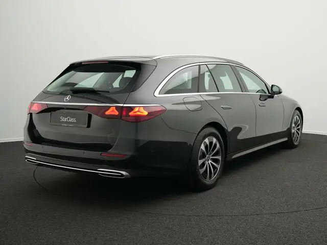 Mercedes-Benz E view 3